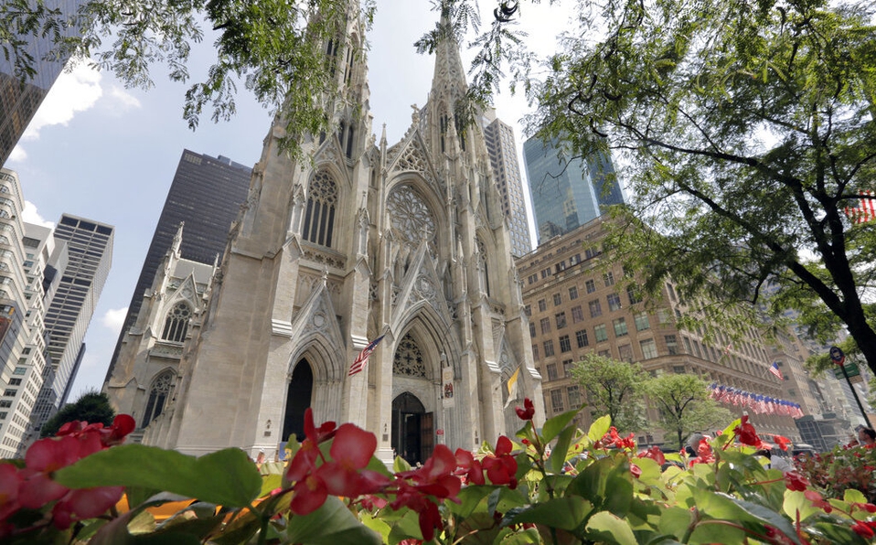 Detienen a un hombre con botes de gasolina en la catedral de Nueva York