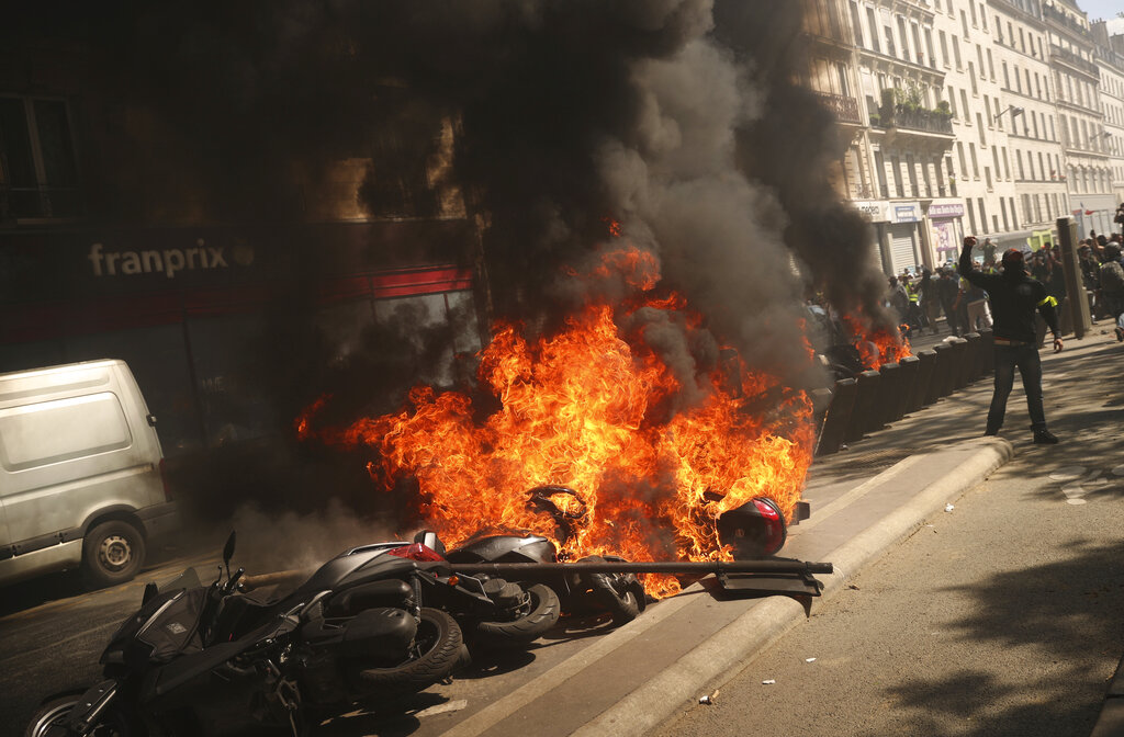 'Chalecos amarillos' desafían a gobierno de Macron con nueva protesta y disturbios