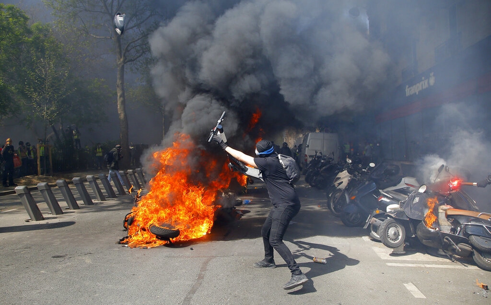 'Chalecos amarillos' desafían a gobierno de Macron con nueva protesta y disturbios