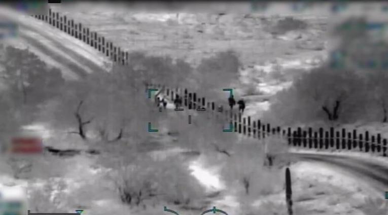 Video capta a comando en cruce ilegal de madre e hijo a EU