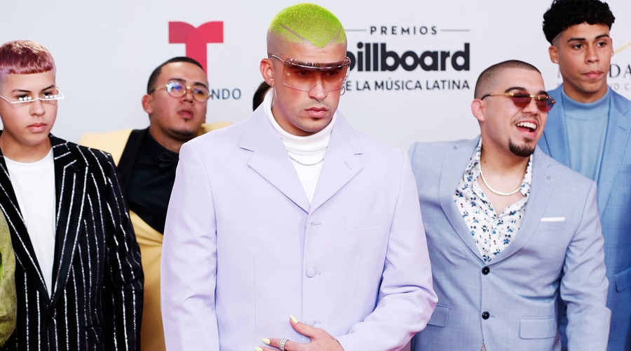 Sorprende Bad Bunny con peculiar look en los Billboard | Telediario México