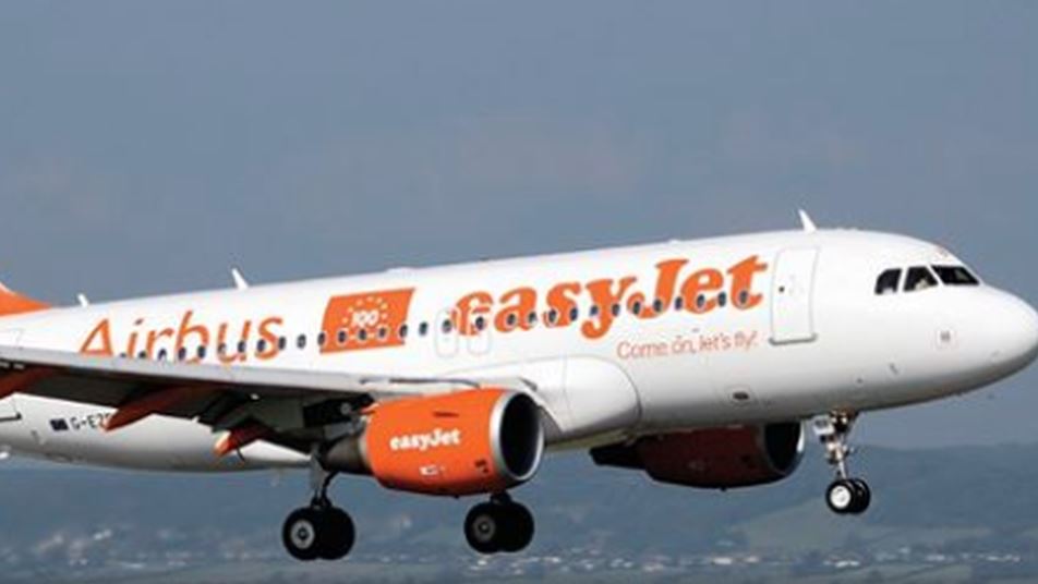 Hombre intenta abrir puerta de avión en pleno vuelo