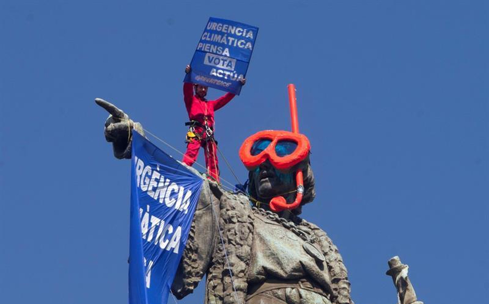 Greenpeace pone gafas de buceo a estatua de Colón en Barcelona