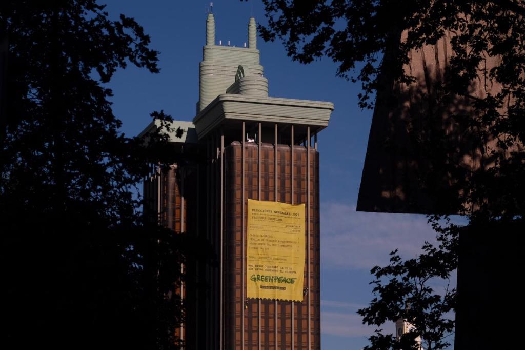 Greenpeace pone gafas de buceo a estatua de Colón en Barcelona