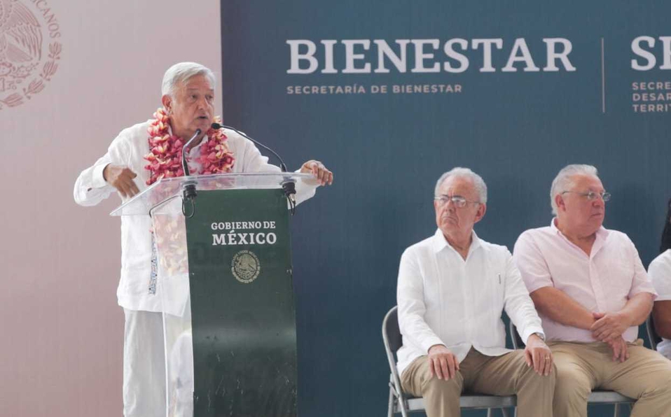 AMLO hace consulta a mano alzada por proyecto en el Istmo en Oaxaca