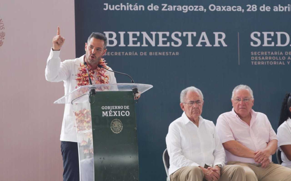 AMLO hace consulta a mano alzada por proyecto en el Istmo en Oaxaca