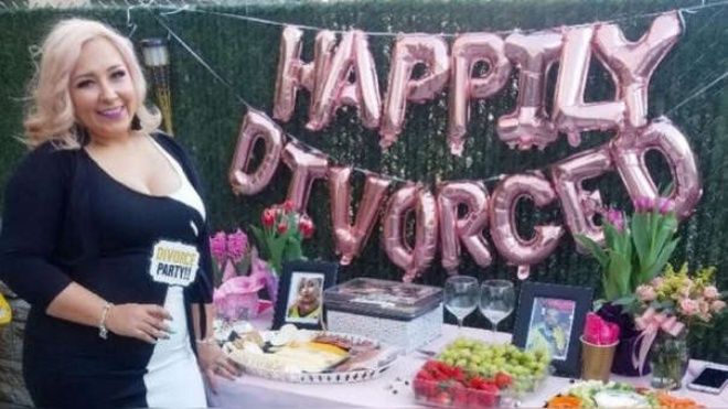 Celebra su soltería con fiesta de divorcio y se vuelve viral