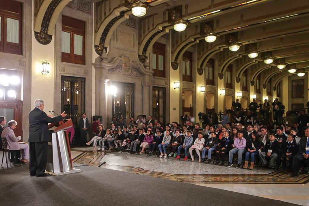 AMLO da mañanera... a niños en su día