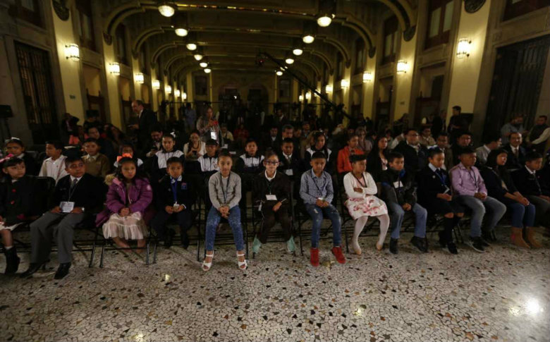 AMLO da mañanera... a niños en su día