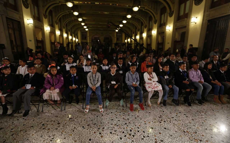 AMLO da mañanera... a niños en su día