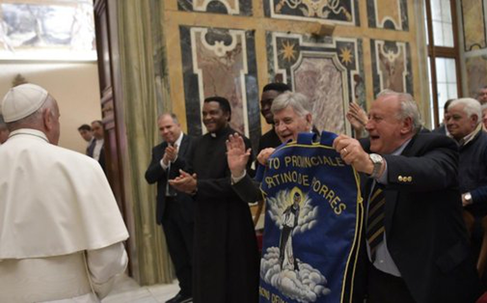 El Papa pide a peluqueros no "chismorrear" en su trabajo
