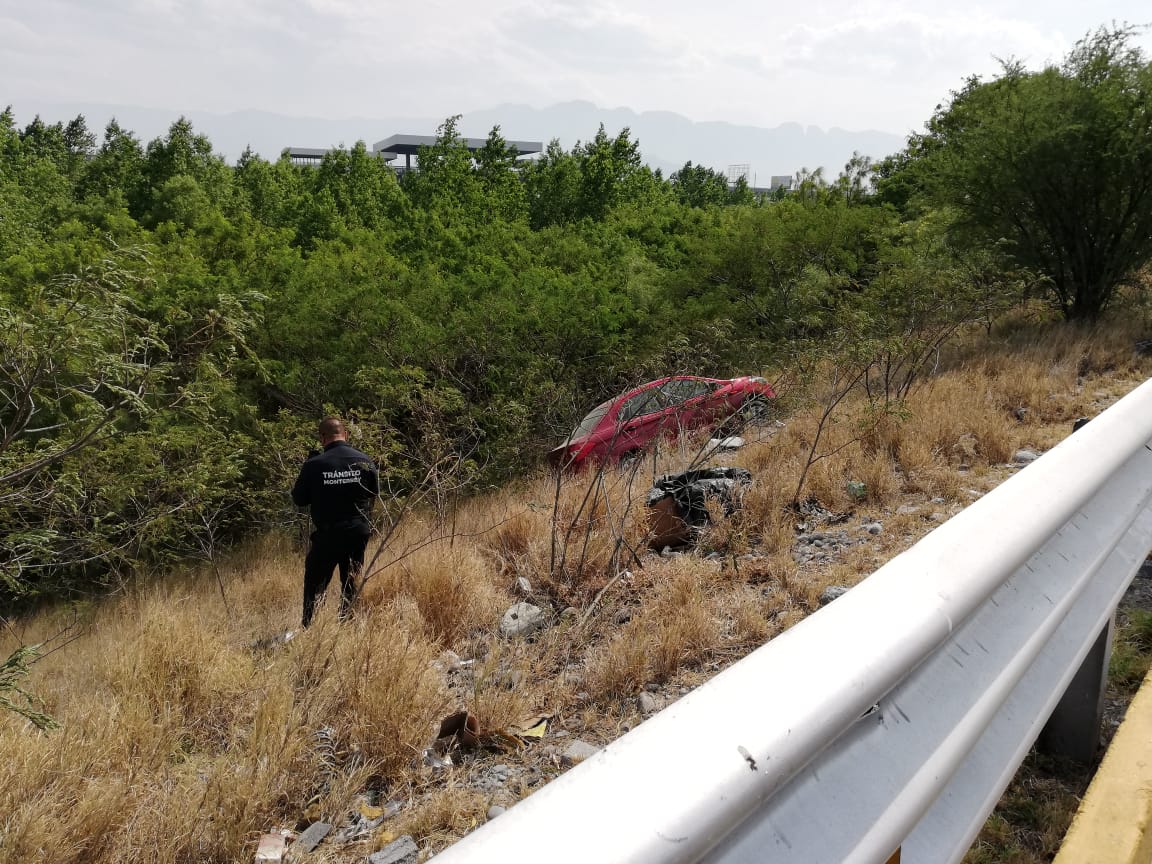 Joven pierde control en curva y cae al río Santa Catarina | Telediario ...