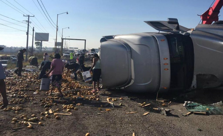 Vuelca tráiler con fruta en Querétaro... y se la roban
