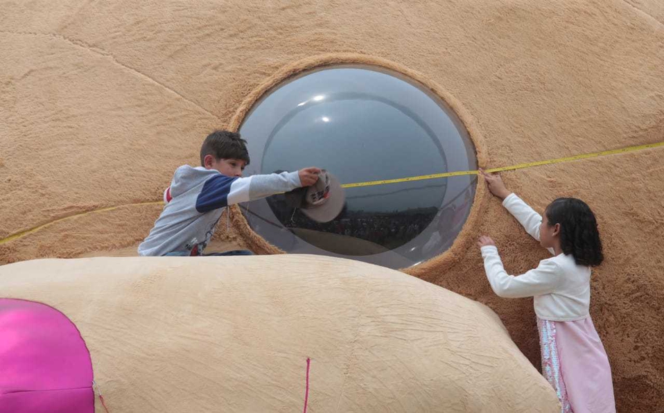 Alfredo del Mazo presume osa de peluche gigante 'Xonita' que rompe Récord Guinness: EDOMEX