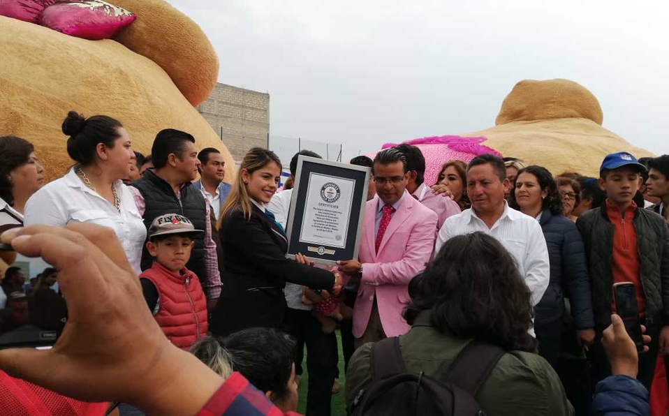 Alfredo del Mazo presume osa de peluche gigante 'Xonita' que rompe Récord Guinness: EDOMEX
