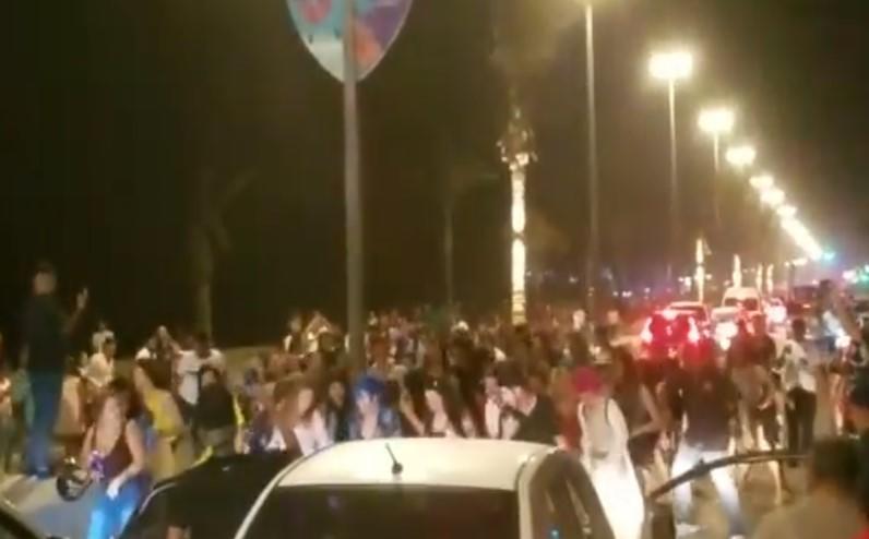 Turistas bailan 'Payaso de Rodeo' a la orilla de una playa en México