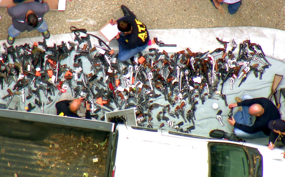 Encuentran miles de armas en una mansión de Los Ángeles