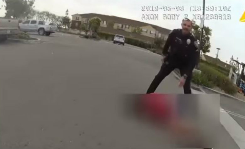 Policía dispara tres veces a una niña que se acercaba a él con cuchillo en mano [VIDEO]