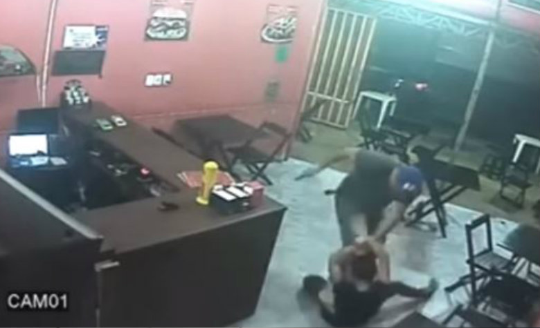 Policía la patea y arrastra por darle un pedido equivocado [VIDEO]