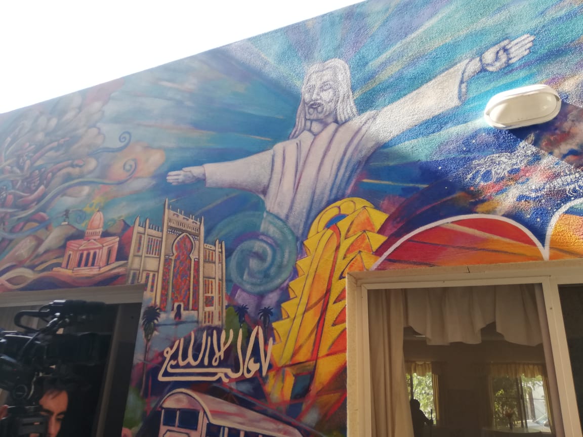 Artista lagunero llena de color la Casa del Anciano Doctor Samuel Silva con emblemático mural