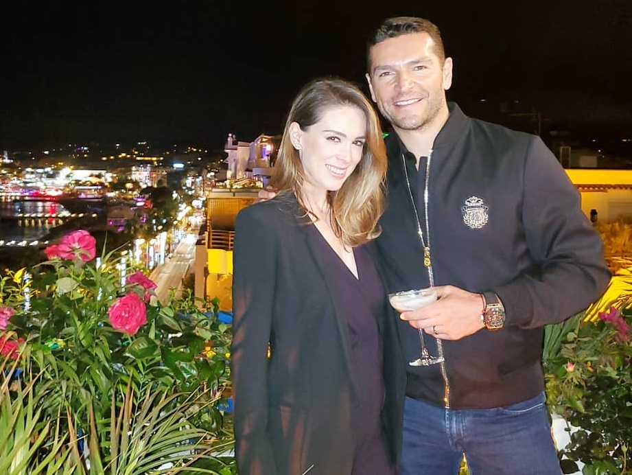 Capta Jacky Bracamontes a su esposo 'babeando' por otra