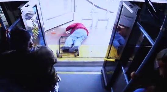 Anciano fallece al ser arrojado de un camión por una mujer furiosa [VIDEO]
