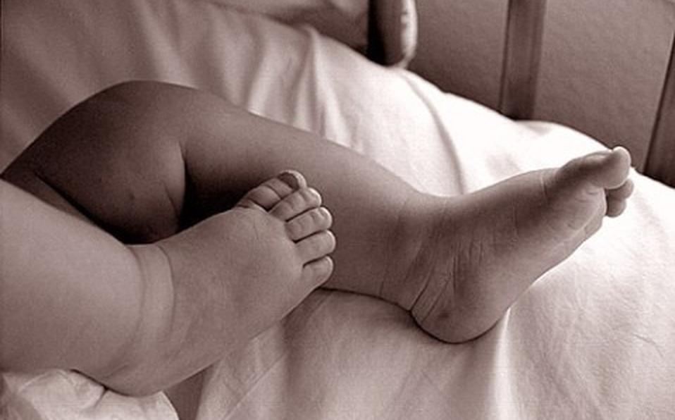 Bebé es acuchillado al nacer por su propia madre