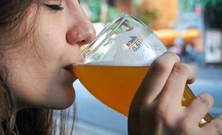 Las mujeres que beben cerveza son las más fieles: lo dice la ciencia
