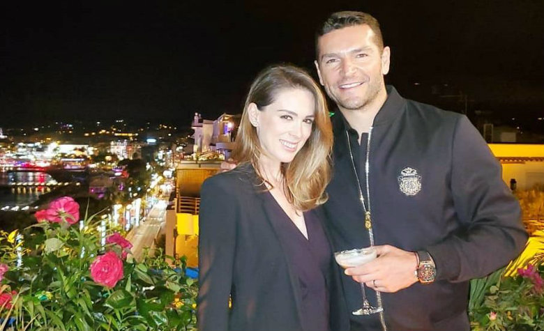 Capta Jacky Bracamontes a su esposo 'babeando' por otra
