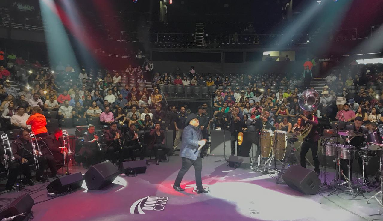 Complace Chuy Lizárraga a sus fieles fans