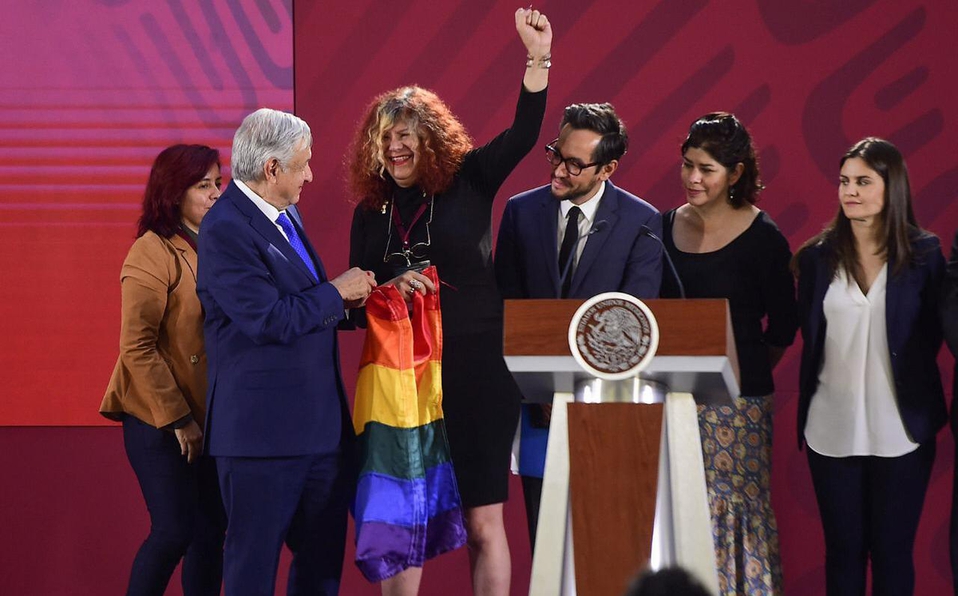 AMLO decreta 17 de mayo como día nacional contra la homofobia