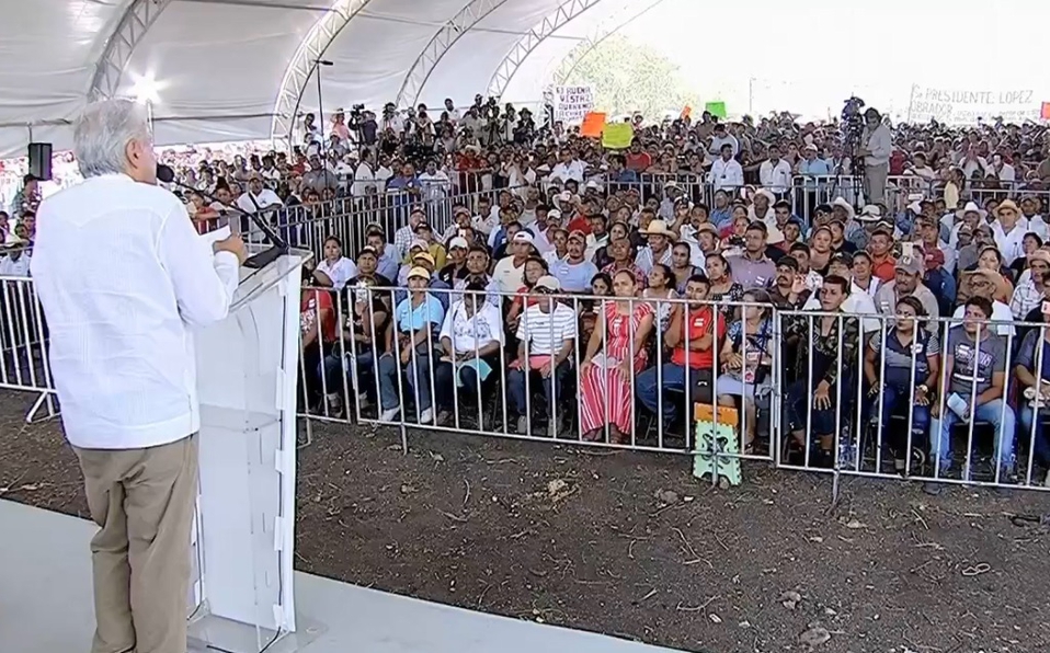 AMLO compromete recursos de subasta de autos de lujo para "municipio más pobre"