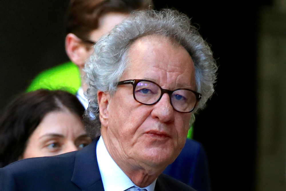Tras ganar demanda, recibe suma millonaria Geoffrey Rush