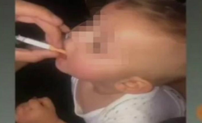 Mujer graba a su bebé de 11 meses fumando y usuarios la 'revientan'