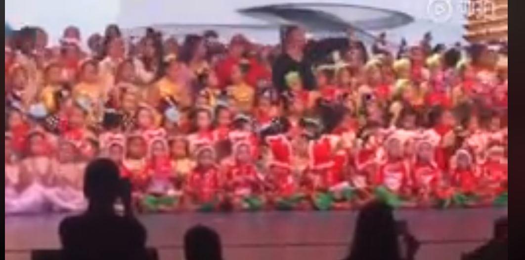 Niña perece al desplomarse escenario de baile; hay 14 menores heridos [VIDEO]