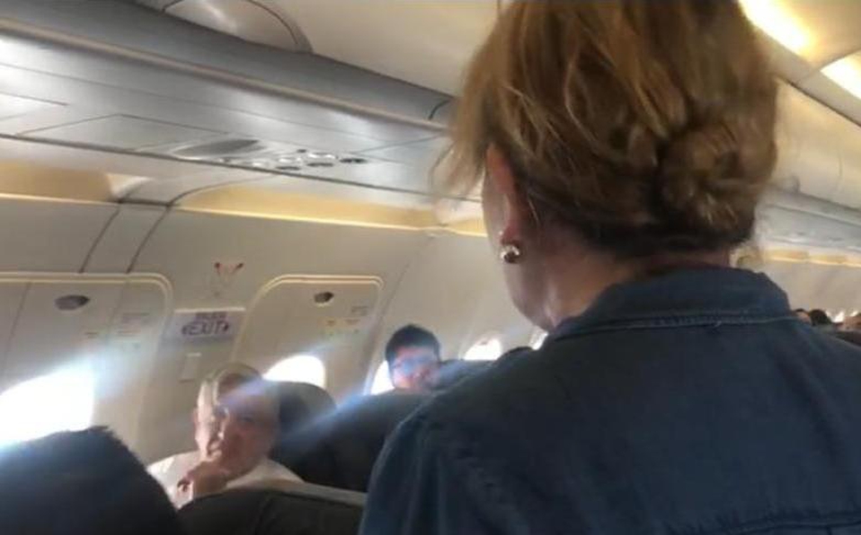 Pasajera compone canción a AMLO y canta en pleno vuelo