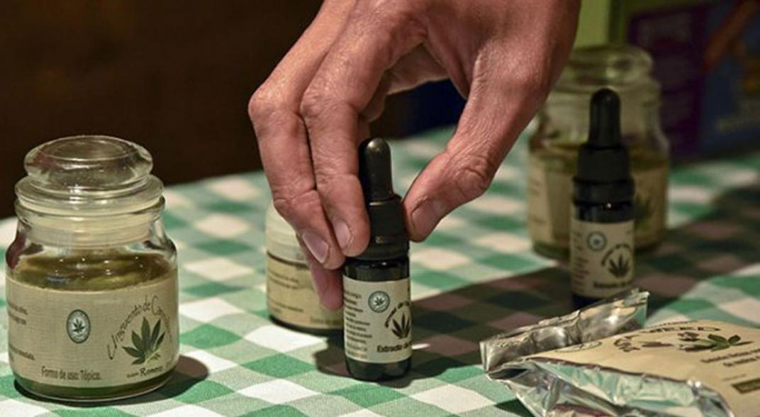 Pasajeros de avión en EU podrán llevar derivados de cannabis