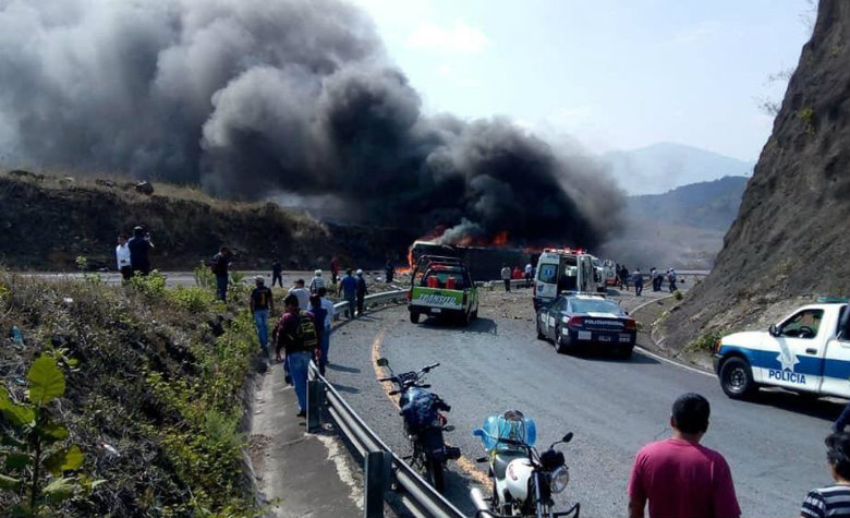 Tráiler choca con autobús en Veracruz; hay al menos 6 muertos
