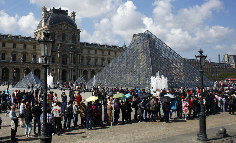 Museo del Louvre abre sus puertas nuevamente tras paro de trabajadores