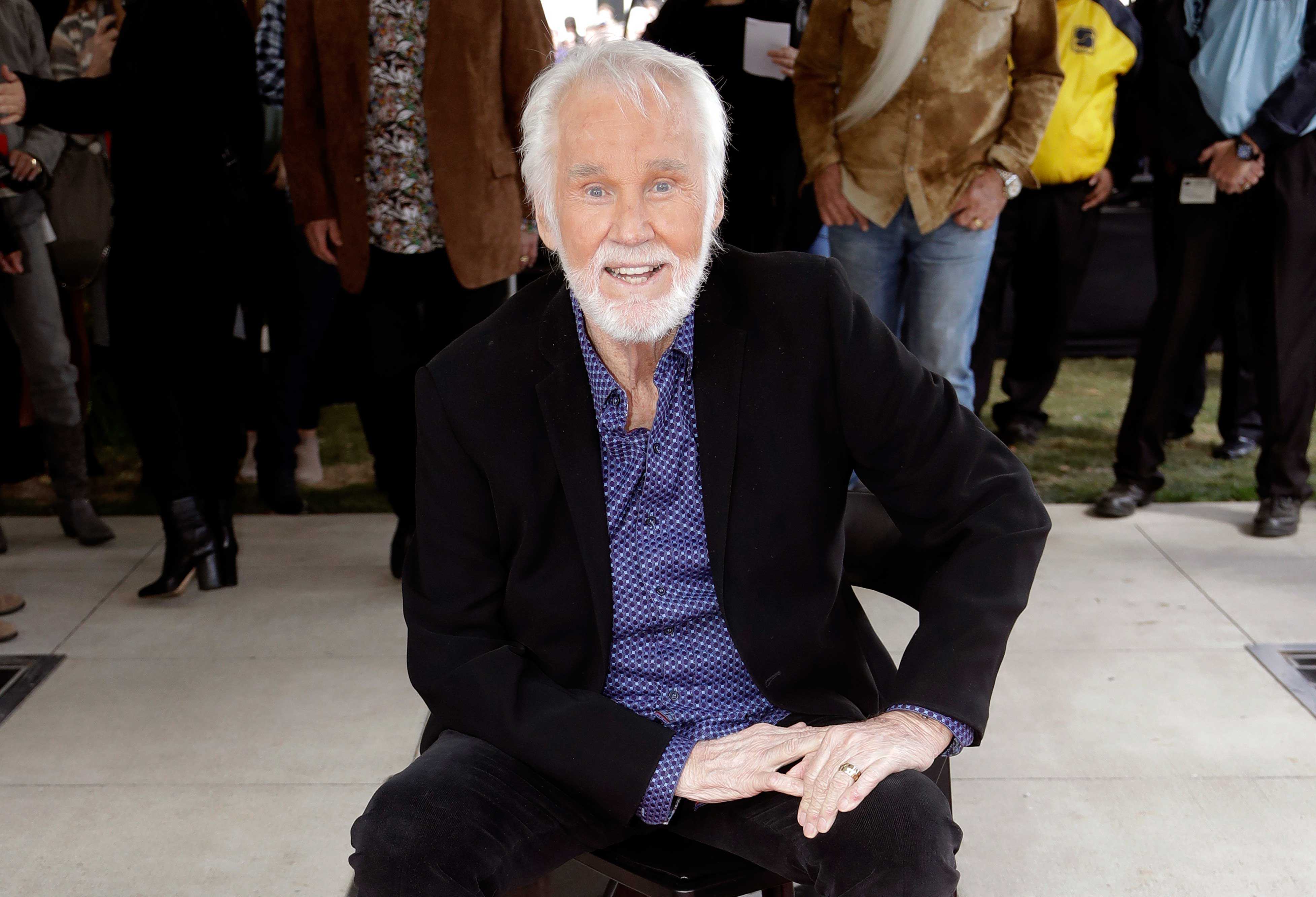 Hospitalizan de emergencia a Kenny Rogers