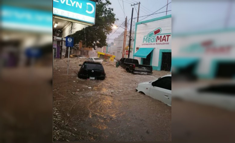 Tromba arrastra vehículos y causa inundaciones en Matehuala, SLP