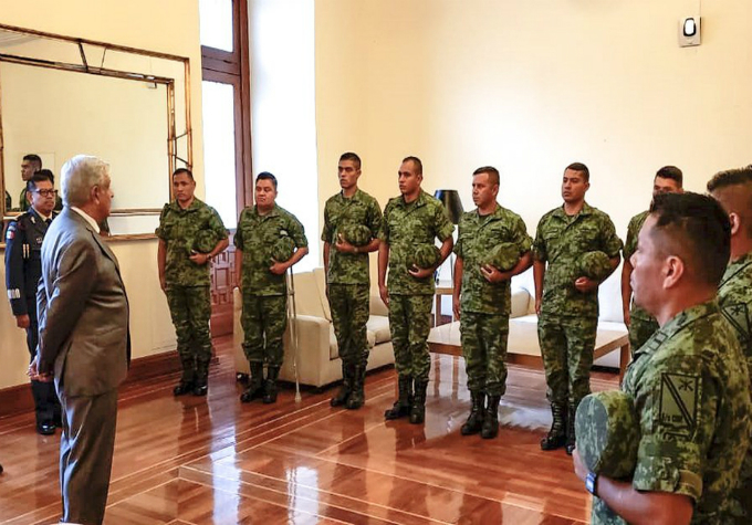 AMLO se reúne con militares desarmados en Michoacán; agradece su "actitud serena"