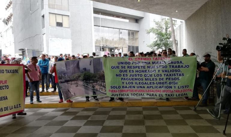 Ante contingencia, taxis y unidades de transporte público se reúnen para ser sanitizados en Gómez Palacio