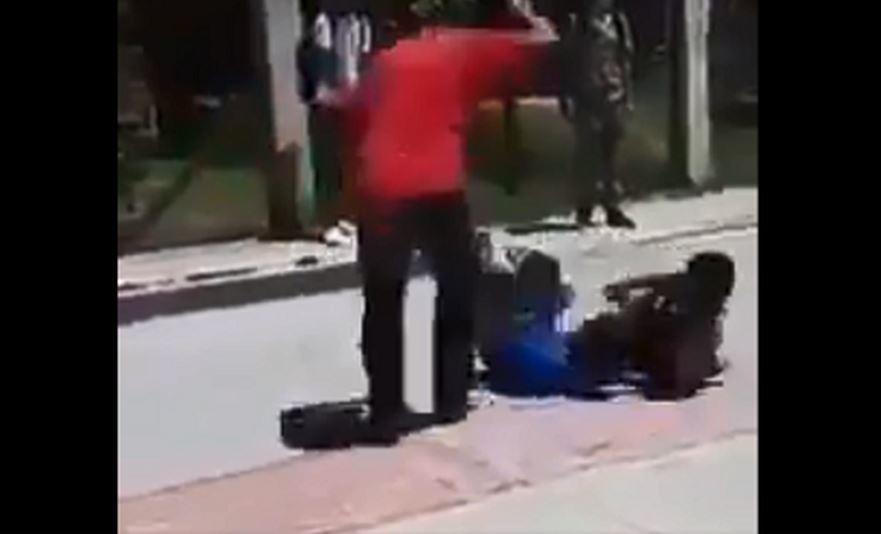Profesor separa a ‘cinturonazos’ a estudiantes que pelean [VIDEO]