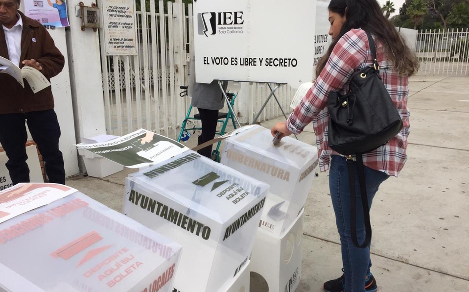 Cierran casillas electorales en cinco estados