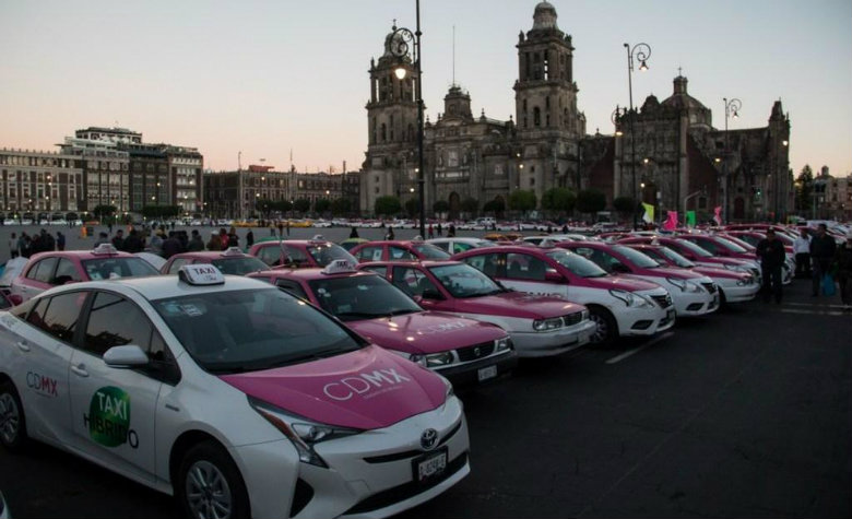Taxistas de CDMX incian bloqueos contra aplicaciones como Uber 