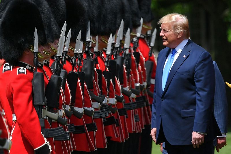 Trump es recibido en Londres por la reina Isabel tras insultar al alcalde