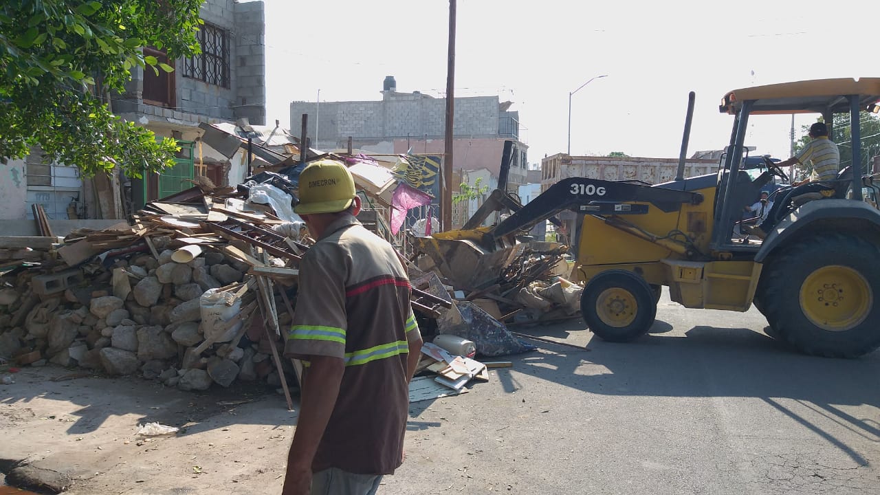 Ayuntamiento de Torreón realiza limpieza de casa llena de basura