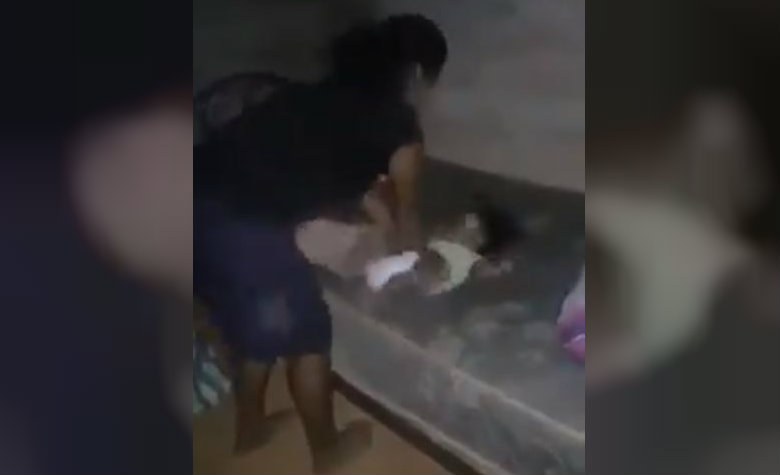 Maltrata a su niña mientras le cambia el pañal: ya fue detenida [VIDEO]