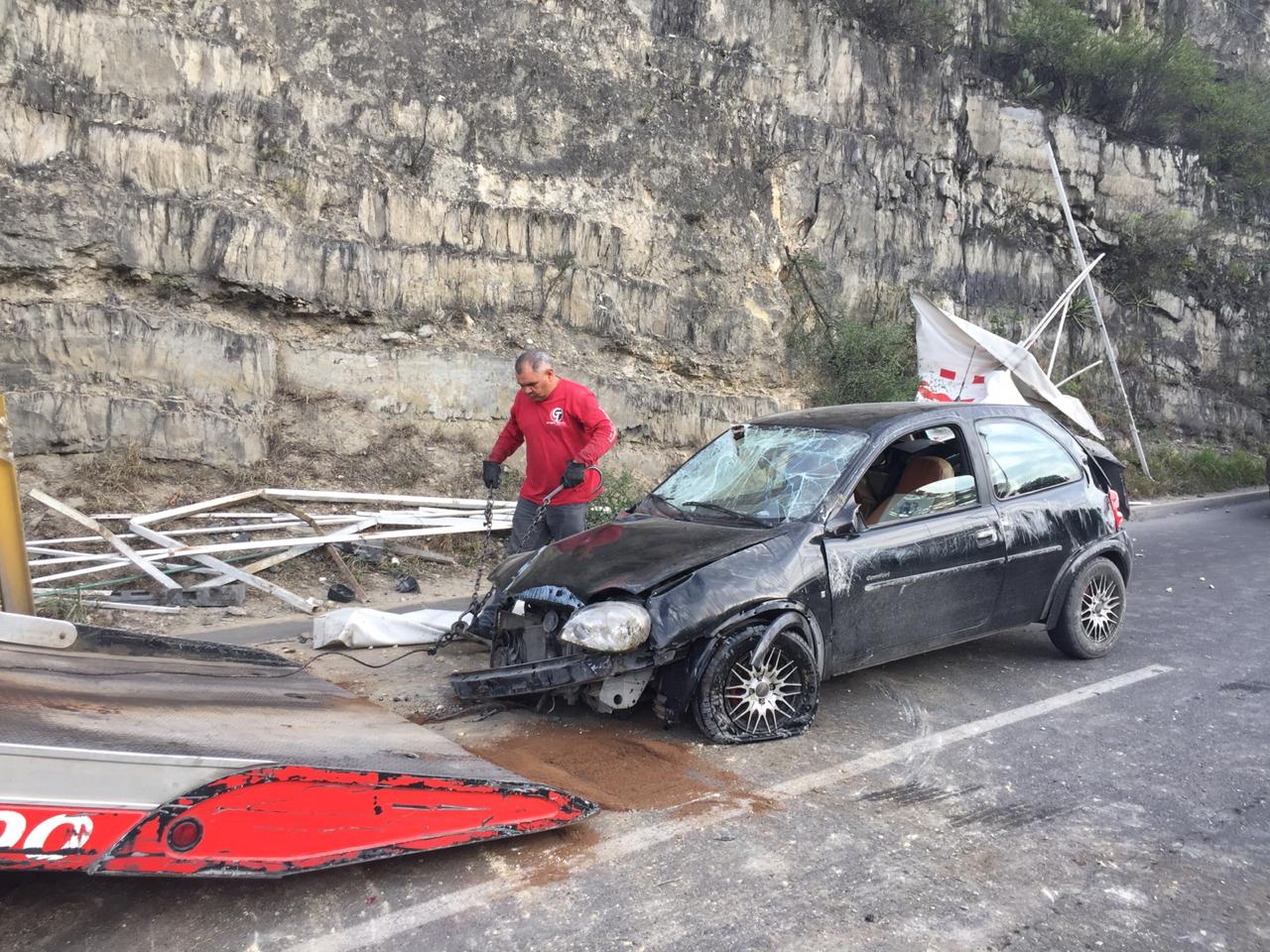 Joven conduce a exceso de velocidad y vuelca en Garza Sada